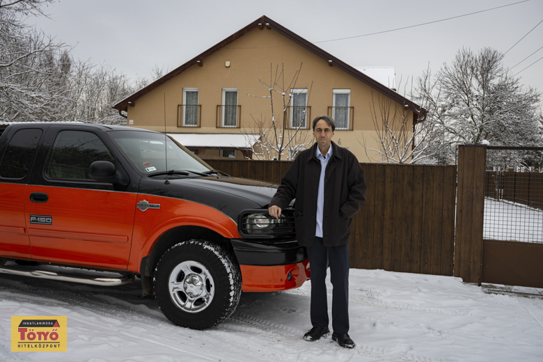 Lovász Balázs az autó mellett